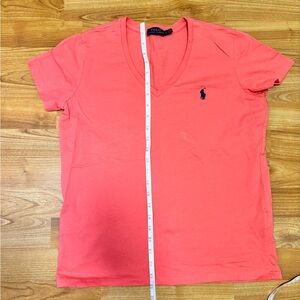 Polo Ralph Lauren Coral V-Neck Tee w Navy Pony
Size L | woman| 100%Cotton| pink
